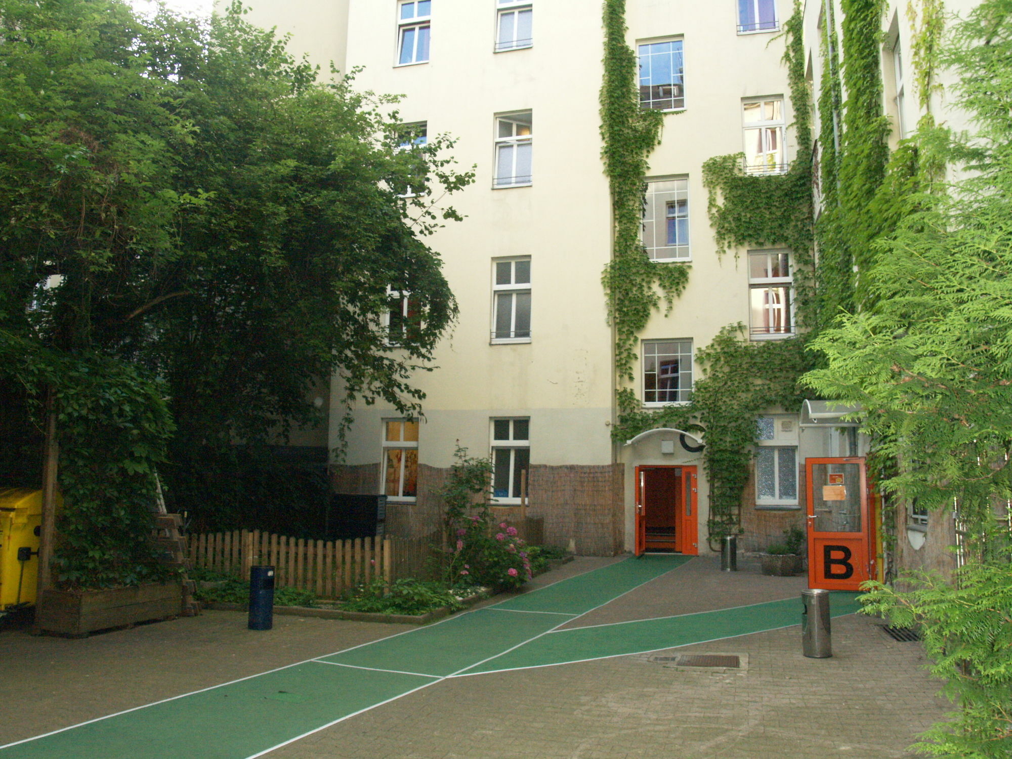 Hostel Happy Go Lucky + *